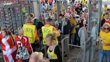 Les supporters font la queue avant un match de l'EURO féminin