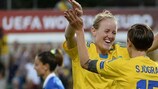 Therese Sjögran e Marie Hammarström festeggiano il primo gol della Svezia