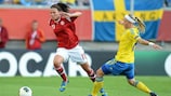 Katrine Veje im Spiel gegen Schweden am Ball