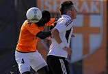 Didier Kadio disputa un balón alto con Nikola Ninković durante un encuentro muy reñido en Gyumri