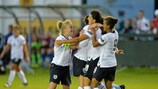 Jessica Sigsworth e restantes companheiras de equipa rejubilam com o quarto golo da Inglaterra em Carmarthen