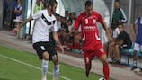 Nurudeen Orelesi (FC Shakhter Karagandy) e Renato Arapi (KS Skënderbeu)