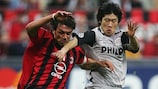 Park Ji-Sung (à direita) em despique com Paolo Maldini durante a meia-final de 2005, Milan-PSV