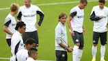 Phillip Cocu dá instruções aos jogadores do PSV