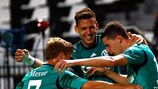 Julian Draxler, Ádám Szalai y Max Meyer celebran uno de los goles del Schalke