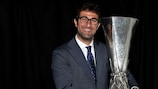 Ciro Ferrara mit dem Pokal bei der Auslosung zur Gruppenphase zur UEFA Europa League