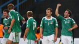 Martin Paterson celebra un gol que significa la primera victoria de Irlanda del Norte en el Grupo F