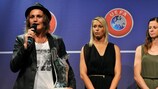 Nadine Angerer, Lena Goessling et Lotta Schelin lors de la remise du titre de Meilleure joueuse en Europe de l'UEFA