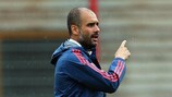 Josep Guardiola donne les consignes à ses joueurs du Bayern lors de l'entraînement