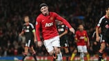 Wayne Rooney festeja depois de inaugurar o marcador frente ao Leverkusen