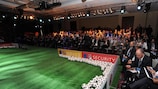 La tribuna de delegados en la Conferencia de Estadios y Seguridad de la UEFA y la Unión Europea, en 2013