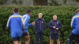 Arsène Wenger supervisiona um treino do Arsenal