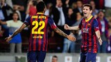 Lionel Messi festeja um dos seus três golos com o colega Daniel Alves