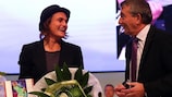 Nadine Angerer reçoit son prix de Meilleure joueuse de l'EURO féminin 2013