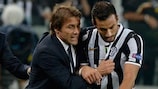 Fabio Quagliarella celebra su gol con Antonio Conte