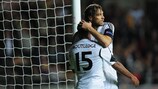 Swanseas Michu herzt den Torschützen zum 1:0, Wayne Routledge