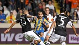 Stathis Aloneftis, do APOEL, tenta sem êxito ultrapassar a defesa do Eintracht