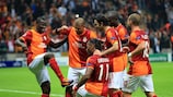 Emmanuel Eboué (mais à esquerda) ajuda Didier Drogba a festejar o terceiro golo dos anfitriões em Istambul