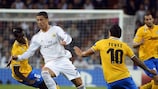 Cristiano Ronaldo tratando de superar a Carlos Tévez y a Paul Pogba durante el partido del mes de octubre de 2013 en Madrid