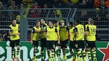 Os jogadores do Dortmund comemoram um dos três golos que marcaram