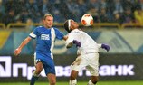 Le joueur de la Fiorentina Juan Cuadrado contrôle le ballon sous la pression