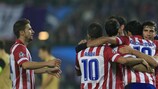 Diego Costa (segundo à direita) festeja com os colegas após apontar o segundo golo do Atlético