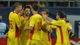 Румыны поздравляют Чиприана Марику с его первым голом