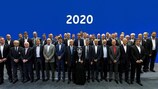 Trinta e duas federações declararam interesse em receber jogos do UEFA EURO 2020 - os presidentes das federações foram fotografados com o Comité Executivo da UEFA, em Setembro, em Dubrovnik