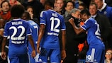 Samuel Eto'o festeja com José Mourinho depois de colocar o Chelsea na frente