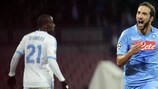 Gonzalo Higuaín, del Nápoles, celebra uno de sus dos goles ante el OM