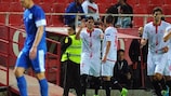 Футболисты "Севильи" поздравляют друг друга с голом в ворота "Слована"