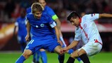 Bryan Rabello (Sevilla FC) intenta zafarse de Martin Frýdek (FC Slovan Liberec)