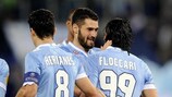 El jugador del Lazio Sergio Floccari es felicitado tras hacer el primer gol del encuentro