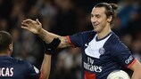 Zlatan Ibrahimović se lleva el balón tras su 'hat-trick'