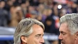 Carlo Ancelotti (à direita) cumprimenta o compatriota Roberto Mancini