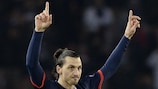 Zlatan Ibrahimović festeja o seu golo frente ao Olympiacos
