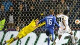 Bennard Kumordzi erzielt Genks zweiten Treffer gegen Dynamo
