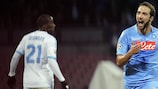 Gonzalo Higuaín comemora um dos golos que marcou pelo Nápoles ao Marselha