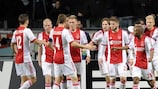 Thulani Serero y Danny Hoesen fueron los autores de los goles del Ajax, Xavi Herández de penalti hizo el 2-1