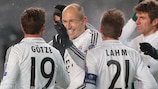 Arjen Robben é felicitado após abrir o activo para o Bayern