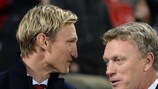 O treinador do Manchester United, David Moyes (à direita), ao lado do homólogo do Leverkusen, Sami Hyypiä