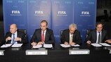 Joseph Blatter, Hasan Sertoğlu, Costakis Koutsokoumnis et Michel Platini étaient présents lors de la signature de l'accord