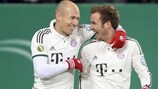 Arjen Robben celebra su gol con el Bayern junto a Mario Götze antes de retirarse lesionado