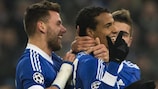 Joel Matip recebe os parabéns dos colegas após o segundo golo do Schalke