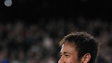Neymar comemora depois de fazer um " hat-trick" no triunfo do Barcelona sobre o Celtic