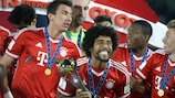 Dante con el trofeo de la Copa Mundial de Clubes de la FIFA