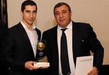 Henrikh Mkhitaryan (links) nimmt die Auszeichnung aus den Händen von Verbandspräsident Ruben Hayrapetyan entgegen