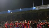 Die Spieler von Plzeň feiern nach dem Schlusspfiff mit ihren Fans