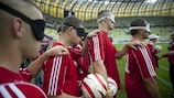 Cegos e amblíopes tiveram a oportunidade de jogar no encontro da iniciativa da UEFA, Respeito pela Inclusão, que teve lugar antes dos quartos-de-final do UEFA EURO 2012, em Gdansk, Polónia