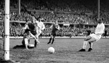 Alfredo Di Stéfano erzielt 1960 das erste von zehn Toren im Finale des Pokals der europäischen Meistervereine